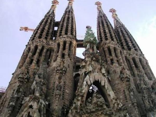 spanya'nn Barselona kentinde bulunan bu kutsal Roma Katolik Kilisesi dnyann en nl kiliselerinden biri ve hala inas tamamlanamam. 1882'de yaplmaya balanan kilisenin 2026'da bitecei syleniyor.