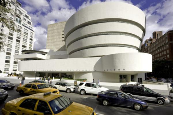 New York'ta bulunan ve Frank Lloyd Wright'n tasarm olan 1959'da tamamlanan yap, geleneksel mze mimarlndan btnyle farkl bir anlay sergiliyor. Guggenheim'n modern sanat yaptlarndan oluan koleksiyonu bu mzede sergilenmektedir.
