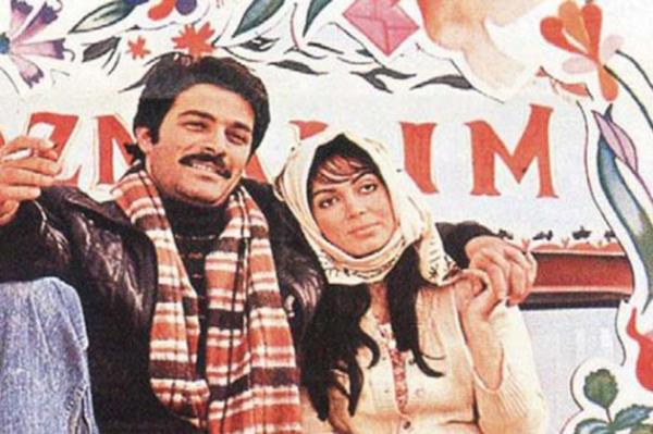 <p><b>Selvi Boylum Al Yazmalm</b></p>  'Sevgi emektir' cmlesiyle zdelemi bu film, Kadir nanr'n en yakkl halinin ekrana yansmas ayn zamanda... Kamyon ofr lyas (Kadir nanr) ve Asya'nn (Trkan oray) akn anlatan ve hayattaki tercihleri sorgulatan bu filmi 'kiminle izlemeli?' sorusunda tercih edilecek ilk kii, emeiyle, sevgisiyle koca bir alk hak eden anneniz!