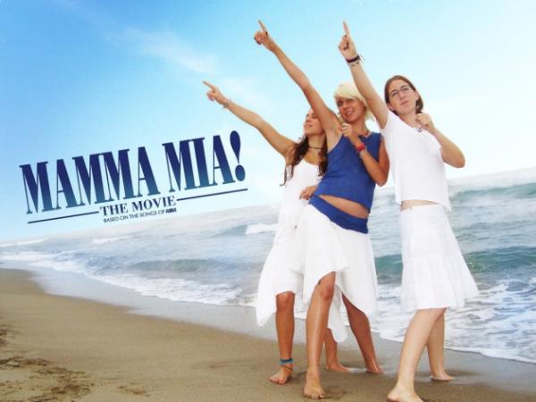 <p><b>Mamma Mia</b></p>  Phyllida Lloyd'un ynettii, barollerinde Meryl Streep, Amanda Seyfried, Pierce Brosnan, Colin Firth, Stellan Skarsgrd, Dominic Cooper, Julie Walters ve Christine Baranski'nin oynad bu elenceli mzikal ve fondaki Abba arklar size ok iyi gelecek.