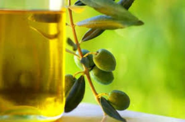 Zeytinyan da kuru ve serin bir yerde saklamal ama buzdolabndan uzak tutmalsnz. Buzdolabna kona zeytinya younlaarak kat ya kvamna gelecektir.