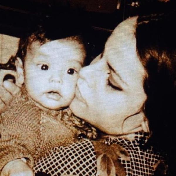 ARZUM ONAN Kck yata evlendirilip anne olmu ocuklarn, evlat acs yaayan analarn ve Cumartesi annelerinin bu anlaml gnn kutluyorum. Ayrca anne olmak isteyen tm ana kalplerin ve emek vermi btn kadnlarn da Anneler Gn kutlu olsun.