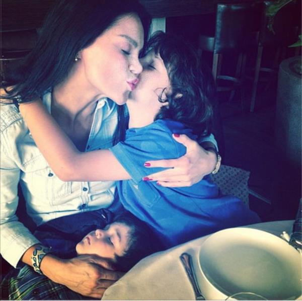 EBRU ALLI Karsiliksiz sevginin tarifi Annelerr.Anneler gununuz kutlu olsun...