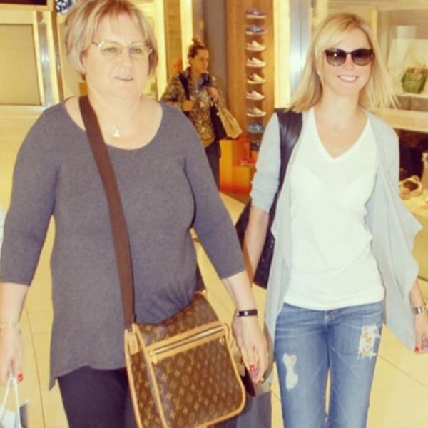 ECE ERKEN Canm annem,hereyim,melek annem iyiki varsn. seni ok seviyorum.Anneler gnn kutlu olsun gzel annem