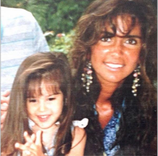 CEYLAN APA Anne yreidir o ocuunun tm duygularini iinde yaar. Anne yreidir o kirilirsan senden daha ok kirilir zlrsen senden daha ok zlr ama hep mutlu olmani ister.. Bata kendi annem olmak zere tm annelerin anneler gn kutlu olsun