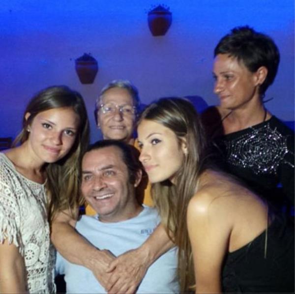 ARMAAN ALAYAN Bizim ailenin kadnlar. Annem, kardeim ve yeenlerim. Hepsinin hayatmda yeri byk. Annem ve kardeim hayatmda ki iki nemli kadn. Ikisinin de, dier tm annelerin de anneler gun kutlu olsun.