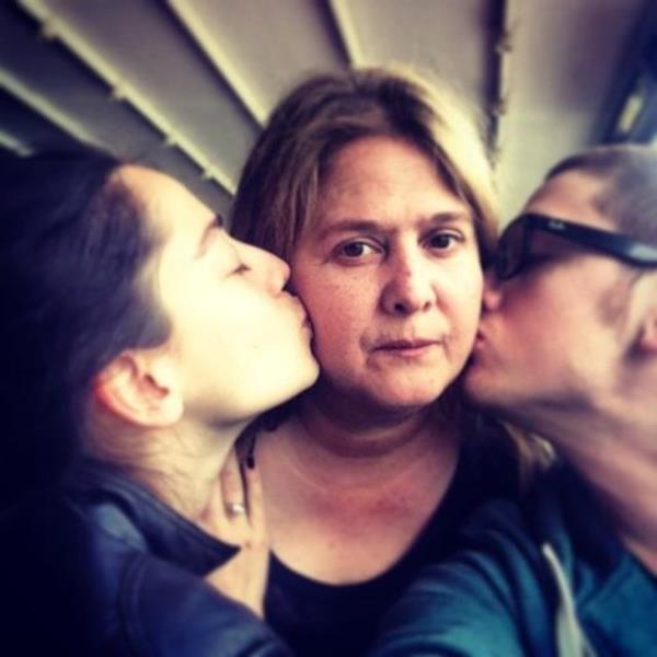 MERVE SEV Bu zel gnde ncelikle annelerini kaybedenlerin anneler gnn ve btn annelerin gnn kutlarm