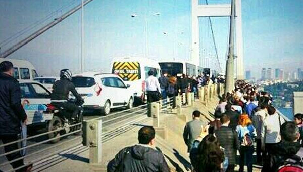 alayan'da meydana gelen bir kaza nedeniyle stanbul trafii kilitlendi. Sabah erken saatlerde ilerine gitmek iin yola kan vatandalar trafik durunca areyi aralarndan inip kpr zerinde yrmekte buldu.