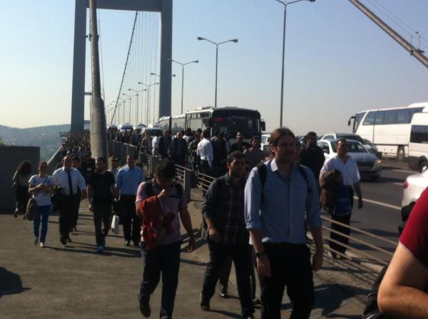 Avrupa-Anadolu geii Boazii Kprs knda alayan ynnde meydana gelen bir kaza nedeniyle trafik kilitlendi.