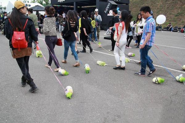 <p><b>LAHANA GEZDRME MODASI</b></p>  in'de yalnzlk ve depresyondan mustarip olan genlerin yeni elencesi tasma taktklar lahana ve marullar evcil birer hayvan gibi sokak sokak gezdirmek.