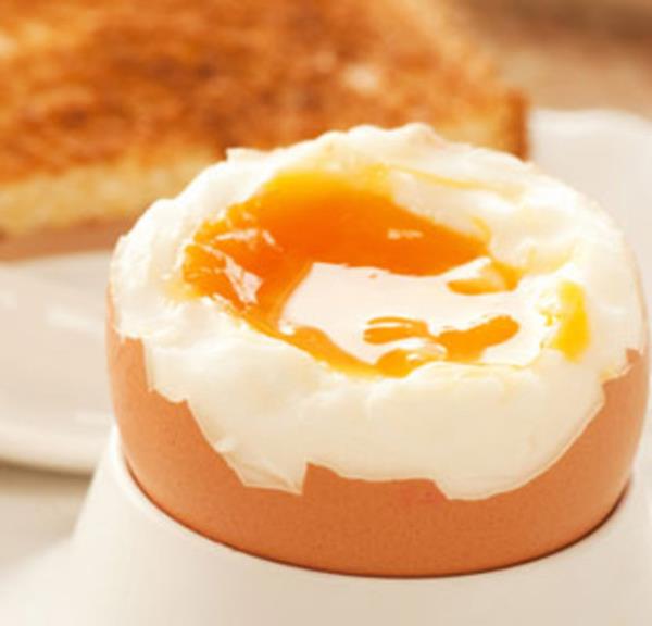 Pi�irirken dikkat edilmesi gereken nokta; yumurtaya ekstra tereya�, sucuk, salam veya sosis gibi y�ksek ya�l� yiyeceklerle birle�tirerek omlet olarak yapmay�n.