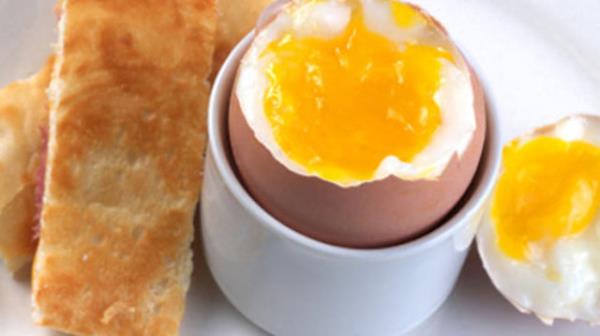 "Kendinizi daha tok hissetmek istiyorsan�z ve v�cut ya�lar�n�zdan kaybetmek istiyorsan�z her g�n 1 yumurta yemeyi al��kanl�k haline getirin" diyen Dr. Ay�a Kaya yumurtan�n zay�flatan mucizelerden biri oldu�una dikkat �ekiyor.