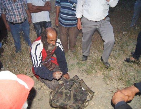 O�lunun cenazesine son anda yeti�ti�ini de anlatan Muzaffer Sar�s�l�k, "Hoca kuran� bitirmeden yeti�tim. Da�lardan a��p geldim. Sol gelenekte vard�r, �lenin mezar�nda n�bet tutulur. Bakt�m gen�ler uzaklardan gelmi�ler ve n�bet tutmak istiyorlar. Ba�lar� yanmas�n diye onlar� g�nderdim.