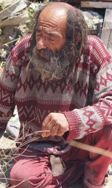 Hi� tra� olmuyor. Sa�� ve sakal� iyice birbirine yap��m�� bir halde. Sadece akarsudan i�iyor ve zaman zaman da ayn� suda y�kan�yor. 17 y�ld�r hi� et yemedi�ini, vejeteryan oldu�unu s�yl�yor. 20 y�ld�r kimseyle el s�k��mad���n�, hatta hi� temasta bulunmad���n� da ekliyor.