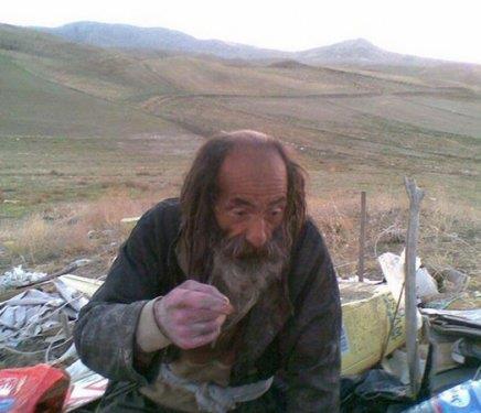 Ailesinden birisi yoksa yolda�lar� tutar dedim. Mezar�nda ben kal�r�m dedim. O gece o�lumun mezar�nda k�vr�l�p yatt�m. Son kez yan�nda oldum" diyerek asl�nda ne kadar etkilendi�ini de ortaya koyuyor.