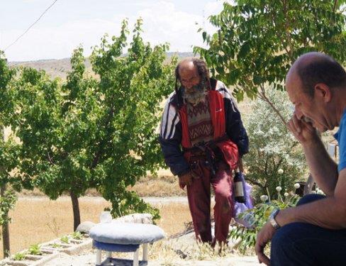 Evinden ayr�ld���nda Ethem 6 ya��ndaym��. En son 18 May�s 2013?de �brahim Kaypakkaya'y� anmaya gelen grupla geldi�inde g�r��m��ler. "Yan�ma u�rad�. Sanki saklan�yor gibiydi. K�t� bir �eyler olaca��n� o zaman g�rd�m. Ama elimden gelen bir �ey yoktu" demekten kendini alam�yor.