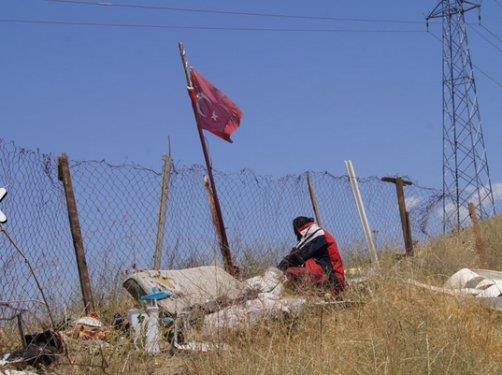 Bar�nd��� yeri �evirmi�. Bir T�rk bayra�� asm��. Bar�na��nda �ok say�da ansiklopedi ve kitap var. Foto�raf �ekmek istedi�imde k�rm�z� kapakl� "O�lum getirmi�ti" diyerek Ethem'in hediye etti�i Devrimler ve kar�� devrimler tarihi ansiklopedisini g�steriyor.