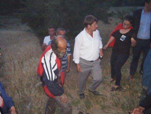 Taksim eylemlerine nas�l bakt���n� sordu�umuzda ise daha net yan�t veriyor. "D�nyan�n hi�bir yerinde �ehrin g�be�ine k��la yap�lmaz. Ne ama�la kullan�rsan kullan. Taksim'de halk hakl�d�r. �stanbul'un kendisi kanald�r. Yeniden kanal yapmak hangi akl�n i�idir?" diyerek kendi g�r��lerini de aktar�yor.