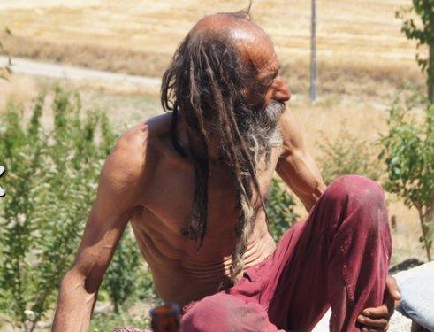 T�rkiye'nin Ethem i�in aya�a kalkt���n� s�yledi�imizde araya bir de d�rtl�k serpi�tirerek "Geri gelmeyecek ki. Devletle kavga etmem. Hi� etmedim. Devlet benzer g�kteki ku�a, s�rer ahlak� yoku�a. Al�r ite kak��a, yol a��k ge�emedim. Kapitalist ahlak yine yapt� yapaca��n�. Megakentler insan� �ld�r�r diyordum. Hep ba�kas�n�n m� can� yanacak. Bu kez de bizim can�m�z yand�" diye konu�uyor