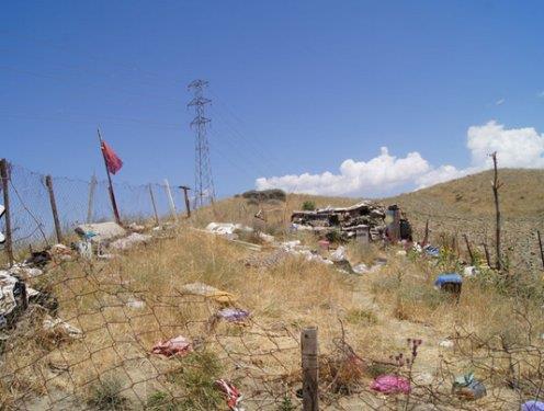 Meslekten ayr�ld���nda o�ullar� Cem, Mustafa, �len Ethem ve ad�n� kendisinin koydu�unu s�yledi�i son o�lu �krar'� anneleriyle geride b�rakarak Sungurlu'ya k�y�ne d�nm��. Birka� y�l da k�yde ya�ad�ktan sonra arazide yat�p kalkmaya ba�lam��.