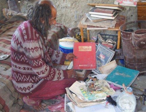 Ancak �ld���n� ilk duydu�unda Kaymakaml��� basmaya �al��t���n� da laf aras�nda s�ylemeden edemiyor. "Baz� insan evlad�ndan, baz� evlat da atas�ndan �st�nd�r. Kimi insan evlad�n� kurtarmaya �al���r kimi evlat da atas�n�. Ben Ethem'i kurtaramad�m. �lece�ini biliyordum" diyor.