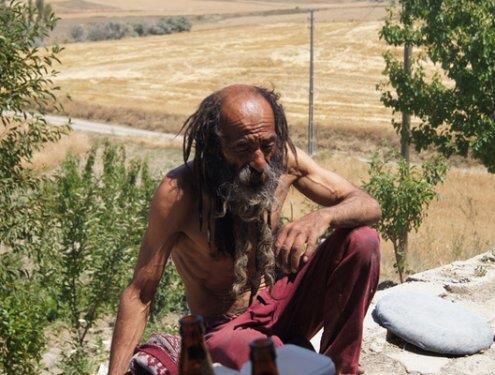 1980 �ncesinde Abidinpa�a'da sa�c�lar�n egemen oldu�u bir lisede okumu�. Olaylar�n tam g�be�inde yer alm��. "Ben o�luma bakarsan solcunun hafifiydim. Analar� yeti�tirdi onlar�. Bana g�re daha h�zl� solculard�. Ethem daha do�du�unda Tanr� taraf�ndan farkl� yarat�lm��t�. Hangi ata evlad� aras�nda ayr�m yapar? Ancak ne yalan s�yleyeyim Ethem'i di�erlerinden farkl� g�r�r ve severdim. Varl���yla de�ilse de yoklu�uyla fark yarataca�� belliydi" diyerek sevgisini anlat�yor.