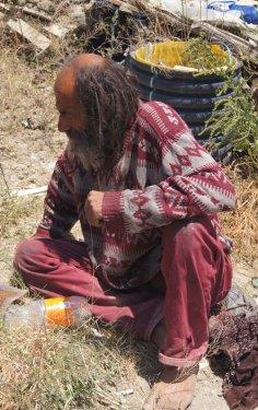 Her yere y�r�yerek gidiyor ve kesinlikle arabaya binmiyor. Hatta o kadar ki, birka� kez Antalya'ya kadar y�r�yerek gidip geldi�ini bile s�yl�yor. Hesaplar�na g�re, y�r�yerek 2400 kilometre yol yapm��. Kulland��� tek teknolojik alet ise haberleri takip edebilmek ve gerekti�inde ailesine ula�abilmek i�in o�lunun verdi�i parayla ald��� cep telefonu. Ethem'in �ld���n� de fla� haber �eklinde cepten duymu�.