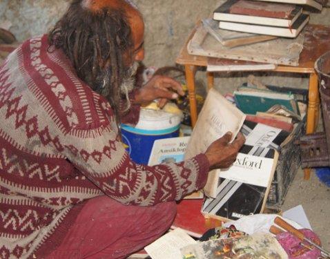 Mal m�lk s�k�nt�s� yok ama gazete okumak, i�ki alabilmek, karn�n� doyurabilmek i�in para kazanmas� gerekti�ini de biliyor. Hurda toplay�p satarak bu ihtiya�lar�n� giderdi�ini s�yl�yor. "�htiyac�m olan� bulur, kullan�r ve ard�mda b�rak�r�m" diyor