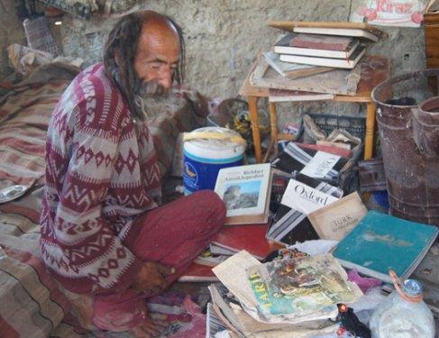 Ge�mi�ini �ok kurcalatmak istemiyor. O�ullar�n�n her y�l yan�na u�rad���n�, g�r�p gittiklerini s�yl�yor. Konuyu Ethem?e getirmeye �al��t���m�zda "�len �ld�, kanad�m k�r�ld� ama art�k yapacak bir �ey yok. Elden gelen yok. Ethem?in geri gelece�i de yok" diyor.