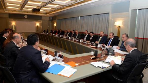 �ktidar partisinde 70 civar�nda milletvekili t�z�k gere�i bir y�l sonra milletvekili�ine yeniden aday olamayacak. Bu sebeple Ba�bakan'�n K��k'e ��kmas� durumunda yerine gelecek yeni genel ba�kan�n �� d�nem kural�n� de�i�tirece�ine kesin g�z�yle bakanlar�n yan� s�ra, milletvekillikleri sona erdikten sonra ne yapacaklar�n� planlayanlar�n say�s� da olduk�a fazla.