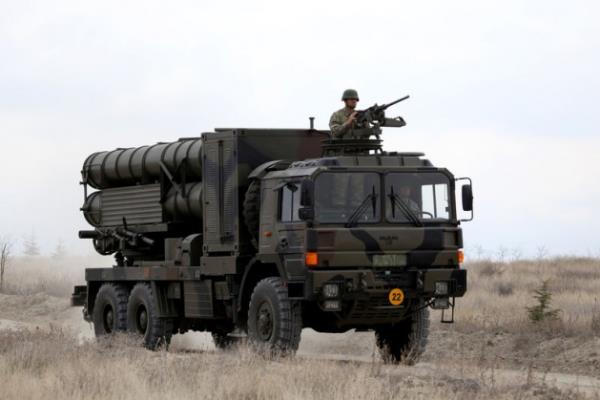 Komuta aracndan gelen at grevleri, frlatma aracndaki at kontrol bilgisayaryla ksa srede hesaplanyor. Hesaplamann ardndan fze otomatik olarak hedefe ynlendiriliyor. Yldrm fzesinin 80-150 kilometre menzili bulunuyor.