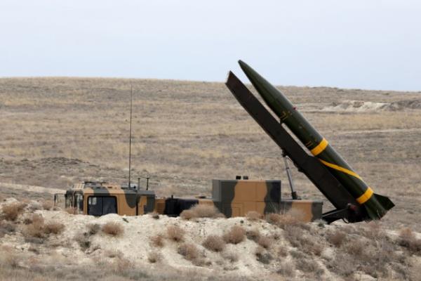 600 milimetrelik fze sistemi "Yldrm", dmann yksek ncelikli hedeflerini istenilen yer ve zamanda ate altna alabiliyor. Karadan karaya at yapan Yldrm fzesi, taktik tekerlekli ara zerine monteli olduundan yksek hareket kabiliyetiyle dikkat ekiyor. Milli imkanlarla retilen gdml fze, Trk Silahl Kuvvetlerinin nemli bir ate gcn oluturuyor.