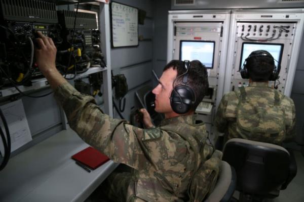 <p><b>Trk Silahl Kuvvetleri'nin gizli silah</b></p>  Milli imkanlarla retilen "Yldrm" fzeleri ile 80 saniyede 40 roketi frlatabilen ok namlulu roketatar sistemleri, Trk Silahl Kuvvetlerinin nemli ate gcn oluturuyor.