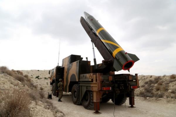 Fze sistemi, tama-ykleme arac, komuta arac ve teknik alan aracndan oluuyor. Komuta aracndan ata ynelik planlama, koordinasyon ve atn takibi yaplyor. Fze, teknik alan aracnda ise ata hazr hale getiriliyor. Sistemin at ksmn frlatma arac oluturuyor. zerindeki kara navigasyon sistemiyle ihtiya duyulan konum bilgileri hassas olarak salanyor. Bu sayede Yldrm fzesi, ksa srede mevzilenerek atn gerekletirebiliyor.