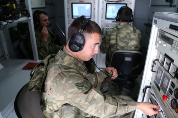 "Sakarya" ad verilen ok namlulu roketatar, 40 roketi 80 saniyede frlatarak 3-40 kilometre arasndaki dmann yksek ncelikli hedeflerini vurabiliyor. Milli imkanlarla retilen 122 milimetrelik ok namlulu roketatar sistemi, frlatma arac, komuta arac, mhimmat arac ve metro destei nitelerinden oluuyor.