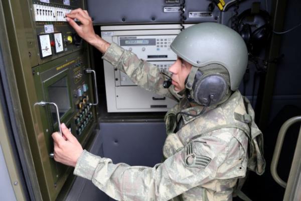 Frlatma arac, tama-ykleme arac, komuta arac ve metro desteinden oluan 302 milimetrelik ok namlulu roketatar sistemi, komuta aracndan gelen at grevlerinin frlatma aracndaki at kontrol bilgisayaryla at esaslar ksa srede hesaplanyor. Hesaplanan at esaslar neticesinde roketler otomatik olarak hedefe ynlendiriliyor.