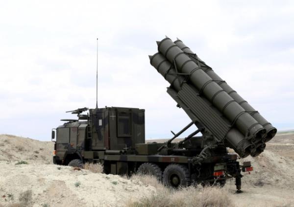 "Kasrga" ok namlulu roketatar sistemi ise zerindeki 4 roketle 18 saniyede 40-100 kilometre arasndaki hedefleri vurabiliyor.