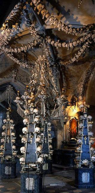 34. Kemik Kilise (40000'den fazla kiinin kemiklerini barndryor), Kutna Hora, ek Cumhuriyeti