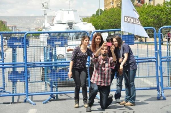 Gezi eylemleri srasnda Eskiehir'de dvlerek ldrlen Ali smail Korkmaz'n ikinci davas Kayseri'de grld. Adliye nnde baz renciler selfie ekti.