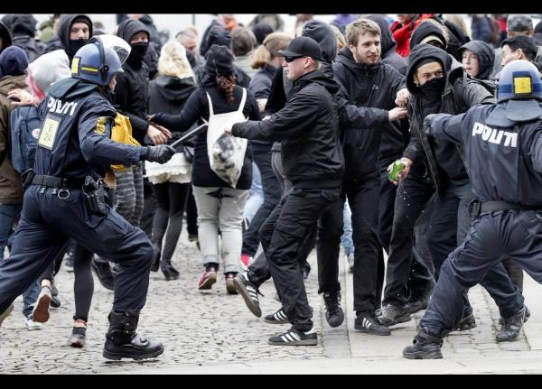 Danimarka'da sa ve sol grl gruplar atyor. Neo-Nazi rgt Danimarka Sosyalist Hareketi (DNSB) ve solcu Racism Free City'nin Destekileri Christiansborg  Saray Meydan'nda kar karya geldi. Polis birok kiiyi gzaltna ald.