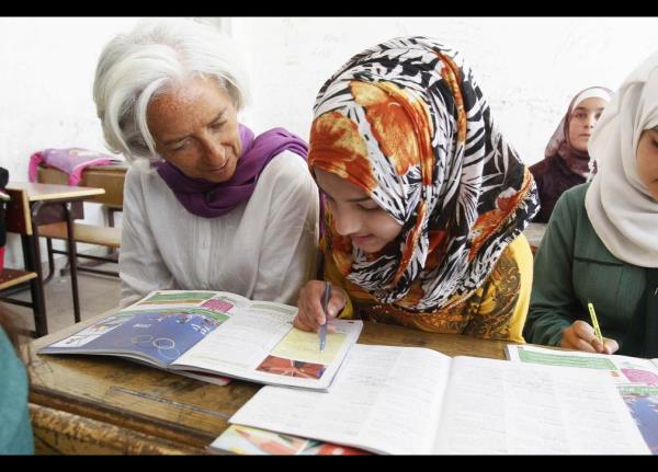 Uluslararas Para Fonu (IMF) Bakan Christine Lagarde (solda), rdn'n Mafrak ehrinde Suriyelilerin barnd bir kampta. Lagarde, lkesinden ayrlm bir renciyle sohbet ediyor.