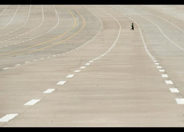 Buras Myanmar'n bakenti Naypyidaw. Bir kadn bombo yolda kardan karya geiyor. Myanmar bir zamanlar gzlerden uzak tuttuu bakentin kaplarn bu hafta uluslararas liderlere ayor. Naypyidaw Gneydou Asya lkeleri Birlii'nin (ASEAN) yllk zirvesine ev sahiplii yapyor.