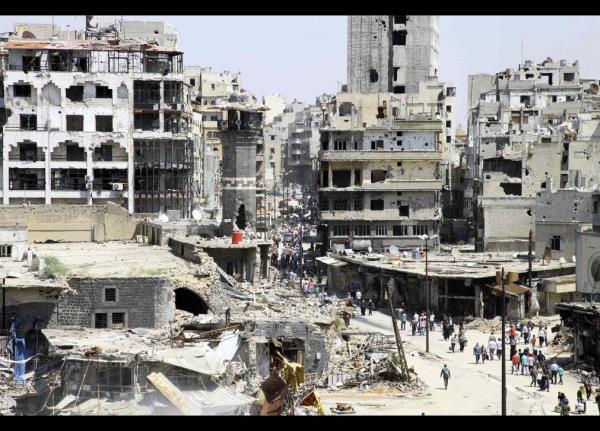 Suriye'de  yl akn sredir devam eden i savan derin izlerini, Reuters foto muhabiri Hasan Najjar kadrajna alyor. Humus'ta muhalifler ve rejim gleri arasndaki atmalara ara verilmi, kent sakinleri evlerininin durumunu grmek iin sokaklarda.