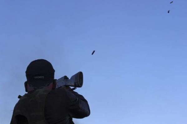 Kesab'da Esad kard silahl bir gsterici silahn atelerken byle grntlendi.