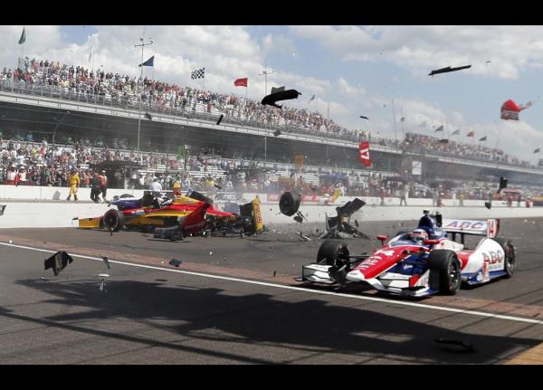 ABD'nin dousundaki gerekleen Indianapolis Grand Prix'sinde Kolombiyal pilot Sebastian Saavedra'nn arac (solda), Rus Mikhail Aleshin'in arpmasyla paralanyor.