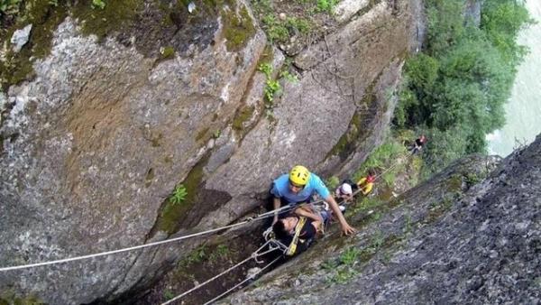 Antalya'da gezmek iin gittii Kprl Kanyon'dan den Hseyin Boz'u itfaiye ekipleri ve AKUT kurtard. Olay yerine gelen salk grevlisi Ali Boz, mahsur kalan kiinin olu olduunu anlaynca ok yaad.