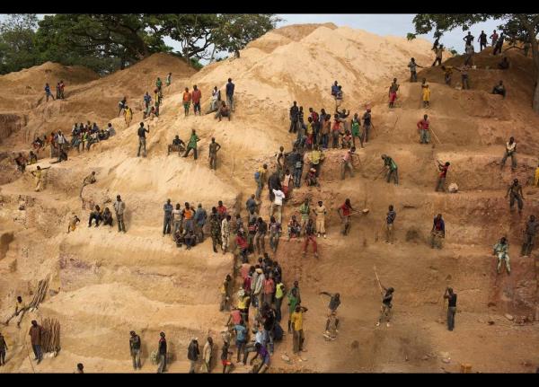 Orta Afrika Cumhuriyeti'nin gneyindeki Djoubissi kasabasnda bir altn madeni. Dinler aras atmalarn glgesindeki lkede, her yl 70 bin gramnn zerinde altn karlyor.
