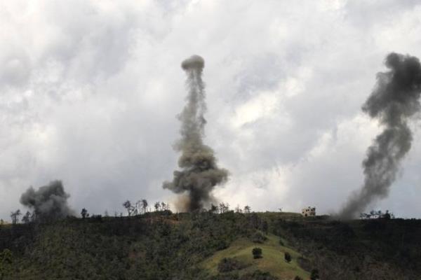 <p><b>Dnyadan ve Trkiye'den gnn en arpc karelerini sizler iin derledik</b></p>  Lazkiye'de Esad rejiminin att ne srlen bombalarn dumanlar ykseliyor.