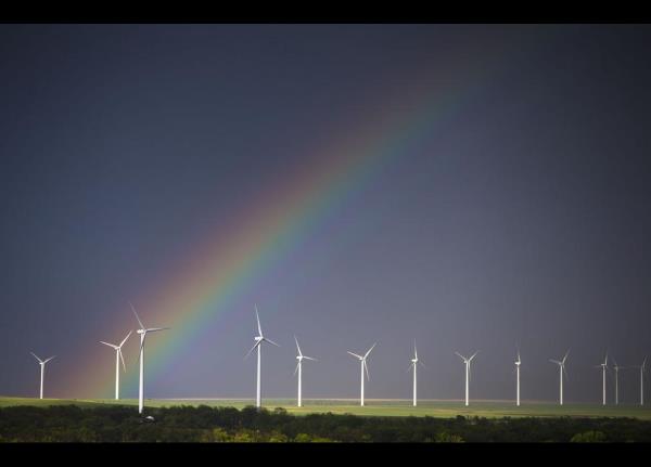 Amerika'nn Kansas eyaletinde rzgar enerjisi iftliini sarm gkkua rengarenk bir grnt oluturmu... Frtnann ardndan ortaya kan gkkua Minnesota'dan balayarak Kansas snrna ulam...