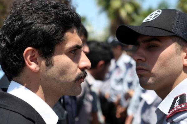 Akdeniz niversitesi'nde 50'ye yakn renci, Reyhanl saldrsnn yldnmnde yapmak istedikleri yrye izin vermeyen gvenlik grevlileriyle burun buruna geldi.